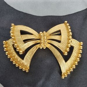 Trifari Vintage Gold Tone Bow Brooch Shoulder Pin Lapel